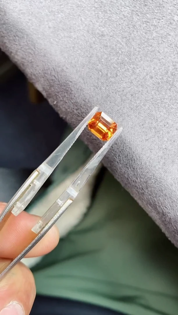 未镶嵌裸石石榴石（芬达石）2ct