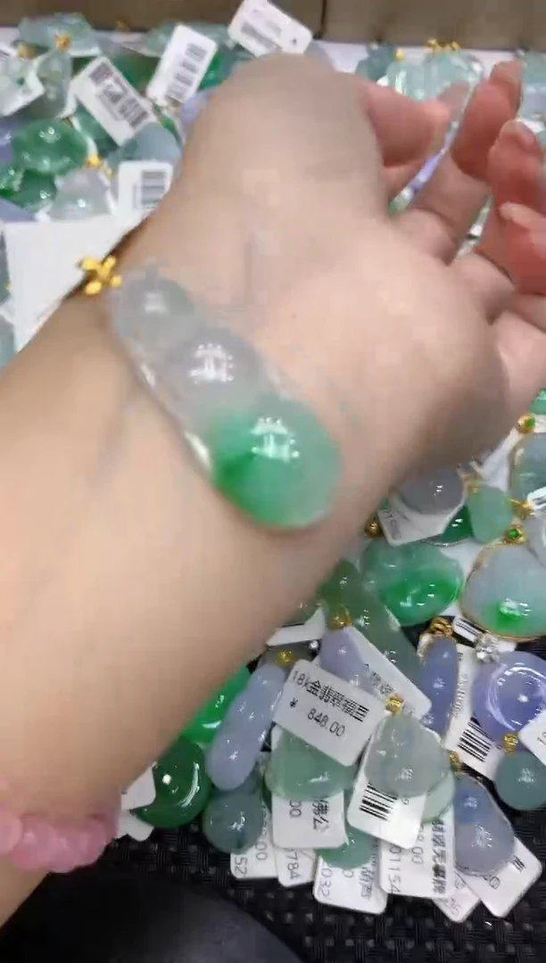 翡翠18K金镶嵌颈饰111111111