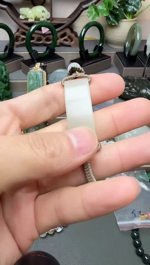 颈饰未镶嵌和田玉吊坠