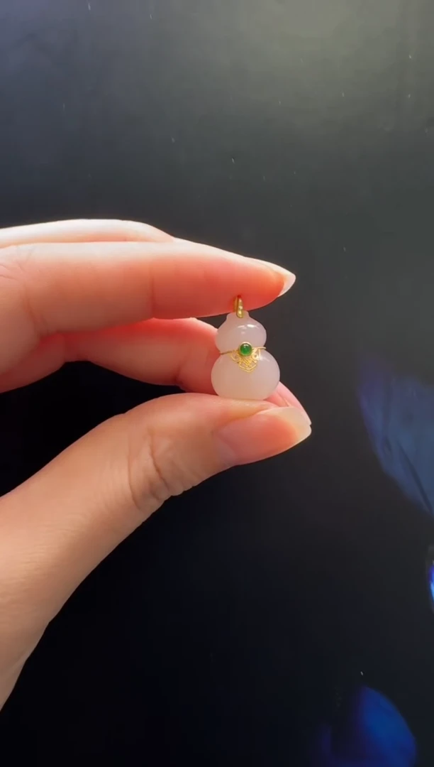 颈饰18K金镶嵌和田玉吊坠