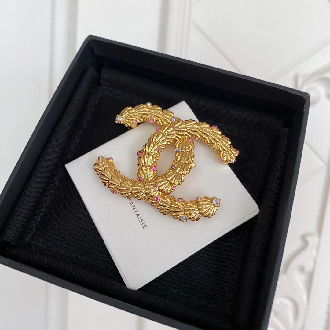 全新未使用 Chanel/香奈儿 精致时尚金色贝壳彩琉璃双C胸针AY0076