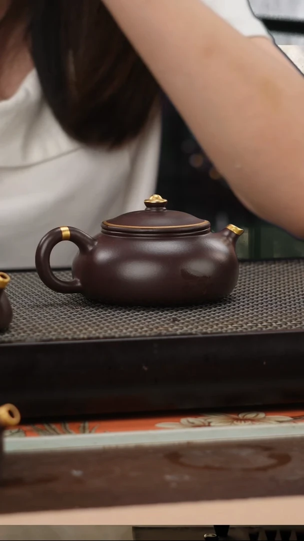 茶壶紫砂易****y四号井茄皮紫泥描金寒江160cc