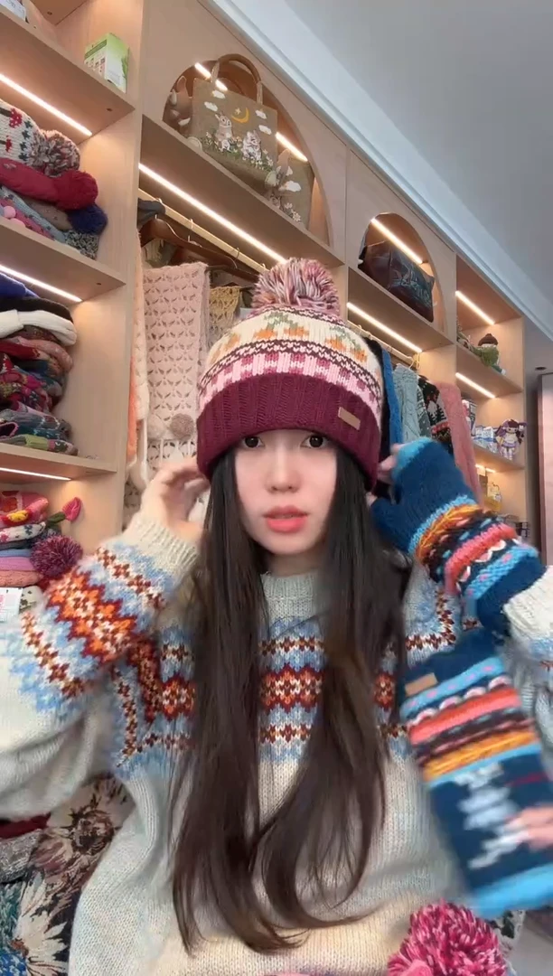 羊毛红紫翻樱桃帽