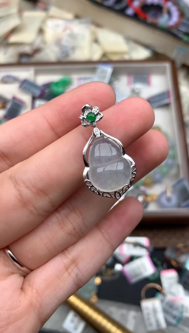 18K金镶嵌挂件翡翠一