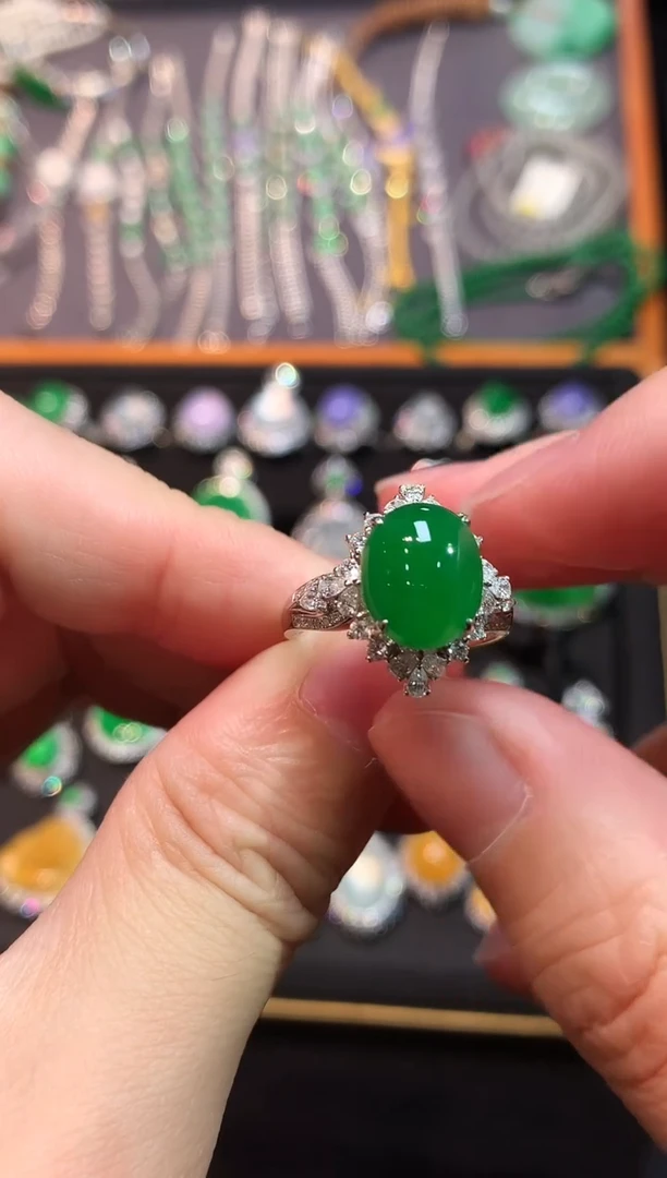 18K金镶嵌戒指翡翠高冰满绿厚庄蛋面戒指