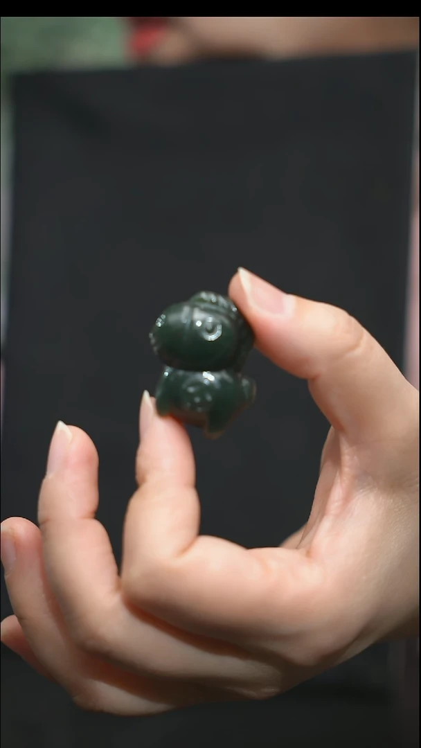 颈饰未镶嵌和田玉观****）马上有钱