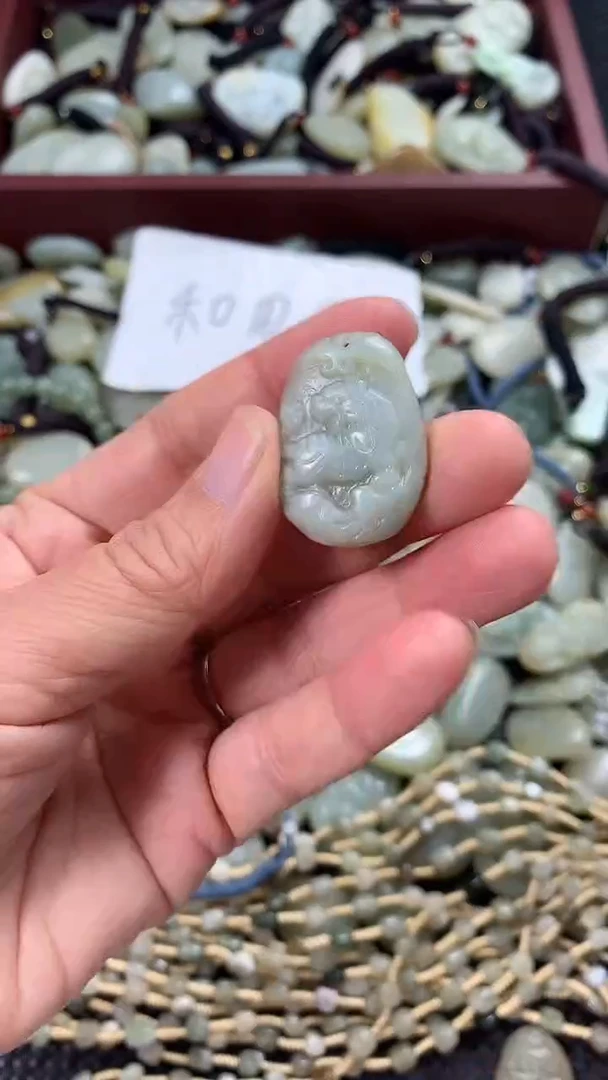 颈饰未镶嵌和田玉（多样性发一件）没有证书有瑕