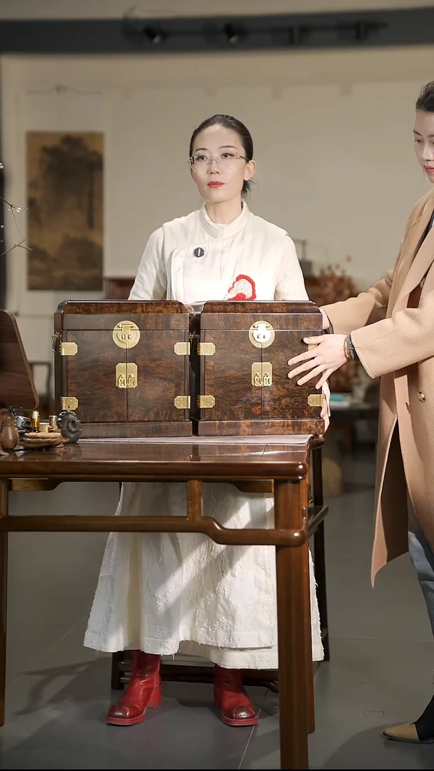 金丝楠龙胆纹一木一器官皮箱*一对/