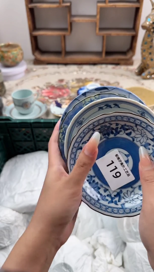 瓷片大**妈X         119