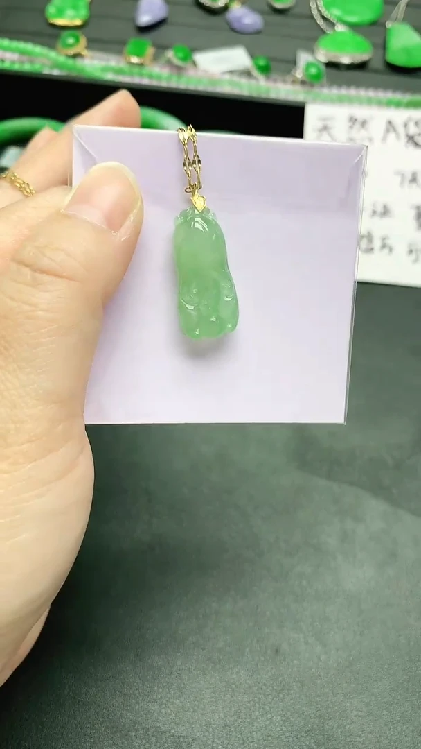 颈饰18K金镶嵌翡翠赠礼盒证书