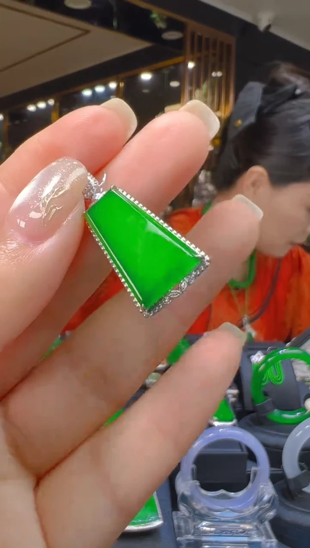 吊坠(赠链)18K金镶嵌翡翠082