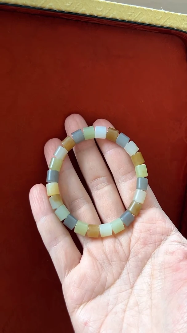 未镶嵌和田玉挂件半**月新疆山料多宝