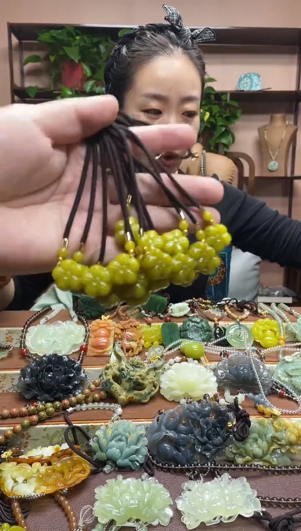 未镶嵌岫玉颈饰多样性发货发其中之一