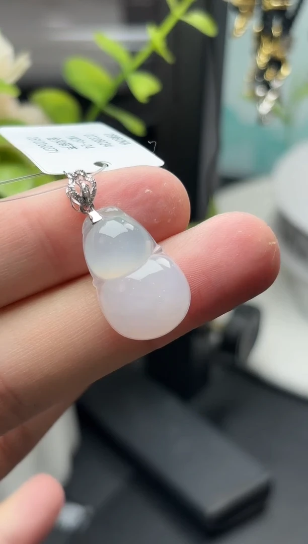 颈饰18K金镶嵌翡翠葫芦