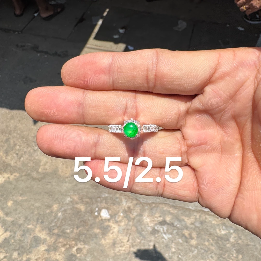 0616(小哪吒在源头)玻璃种翡翠正圆金丝阳绿戒面杠味荧光足M30