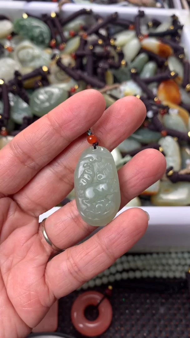【闪购商品】和田玉颈饰未镶嵌多样性发货没有证书，拍一发一.有瑕