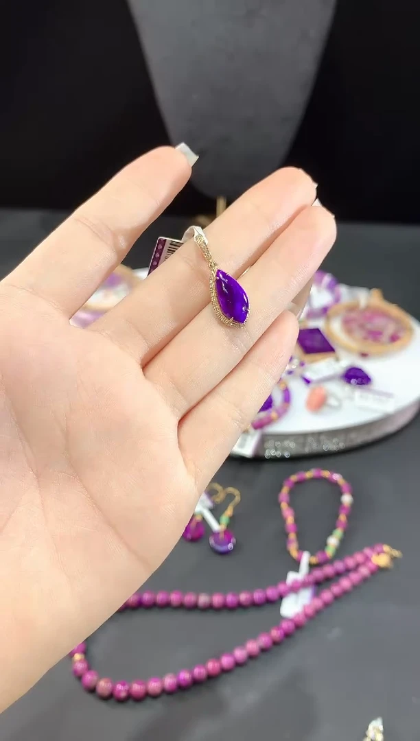 18K金镶嵌苏纪石（舒俱来）.吊坠