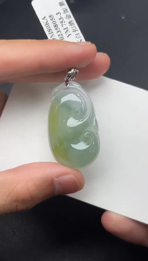 颈饰18K金镶嵌翡翠如意