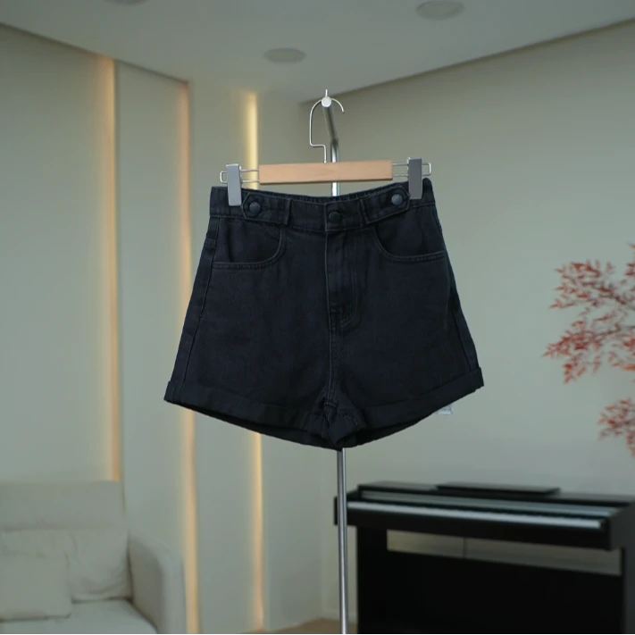 G665 时尚经典纯黑水洗牛仔短裤女 5C85