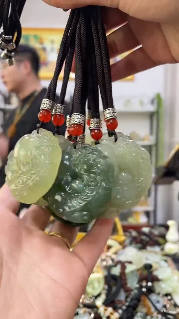 未镶嵌蛇纹石玉吊坠  多样性发其中一件