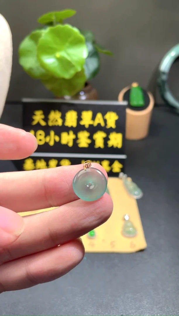 颈饰18K金镶嵌翡翠翡翠A货