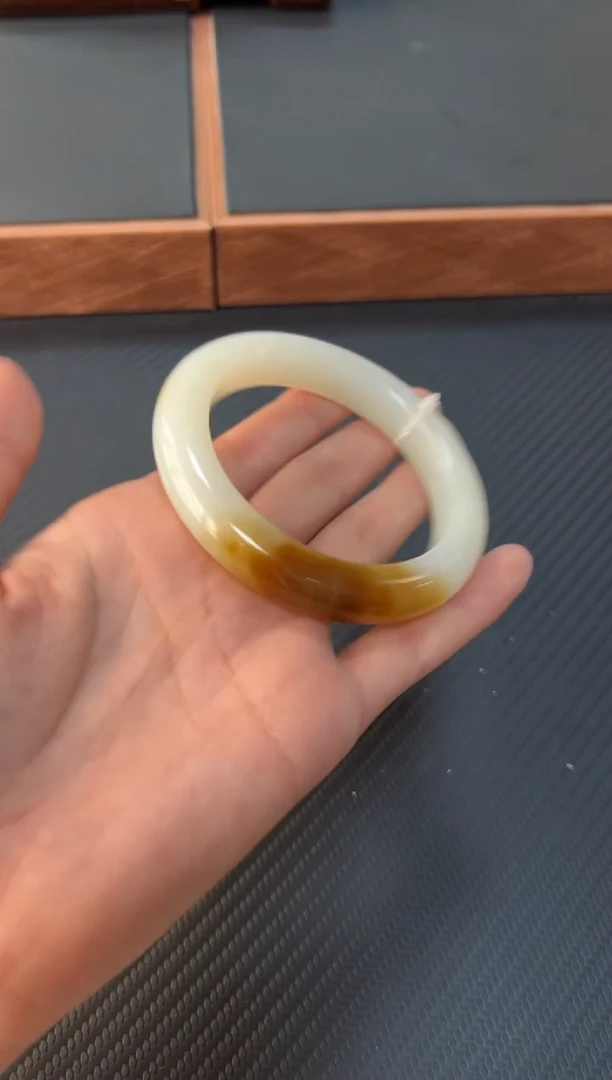 和田玉未镶嵌手镯且末金山微色差58+