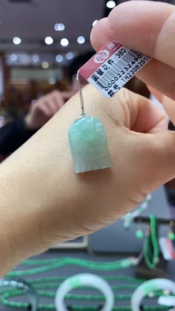 颈饰未镶嵌翡翠知足常乐