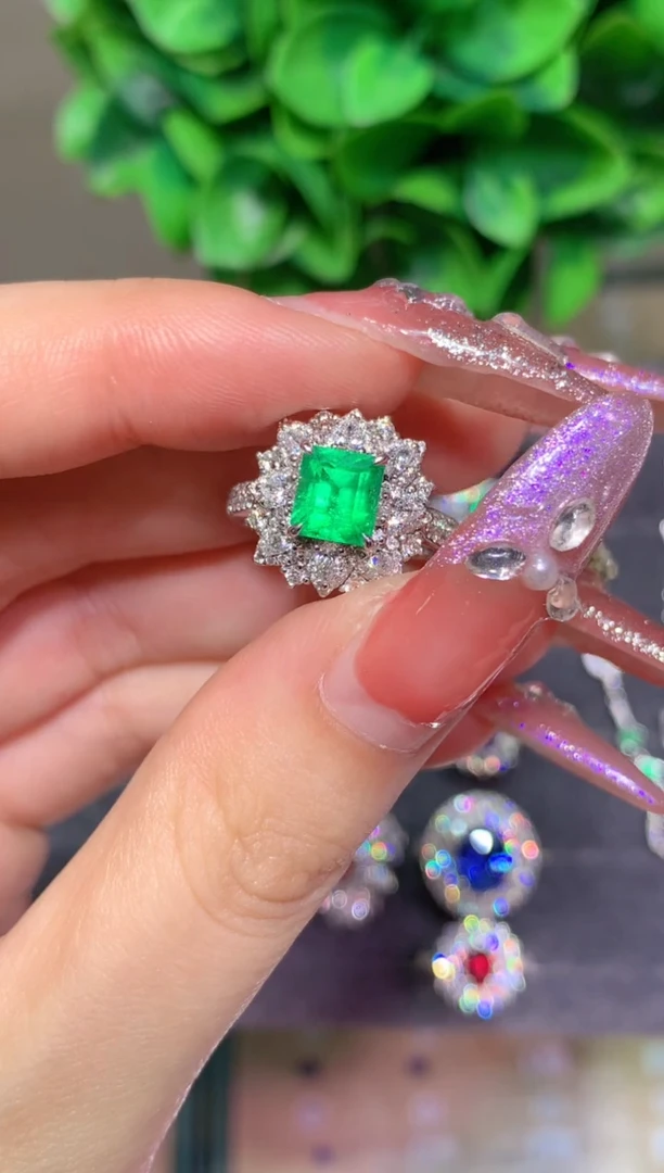 18K金镶嵌戒指祖母绿1.28CT