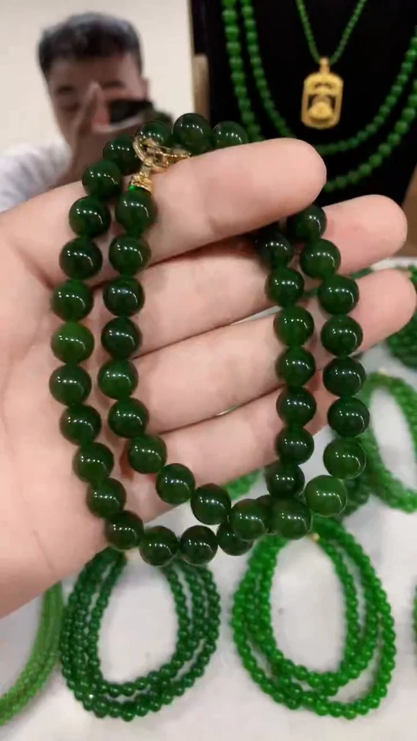 和田玉（碧玉）未镶嵌项链卡10的红皮菠菜绿