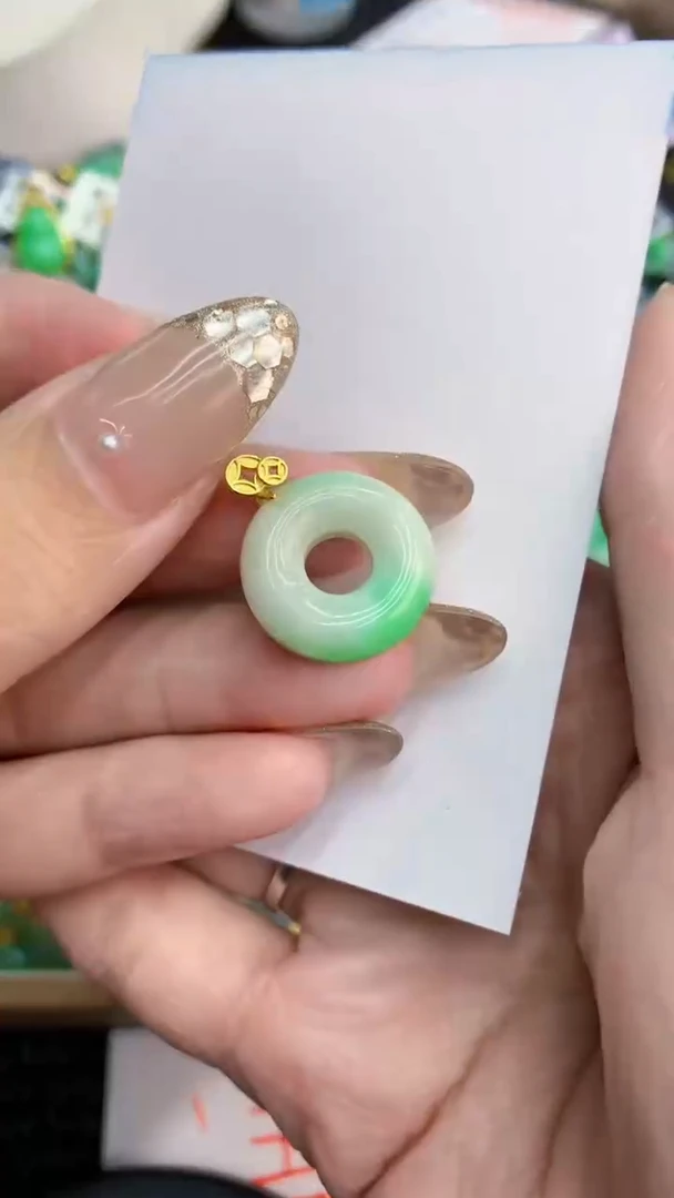 翡翠未镶嵌颈饰             8