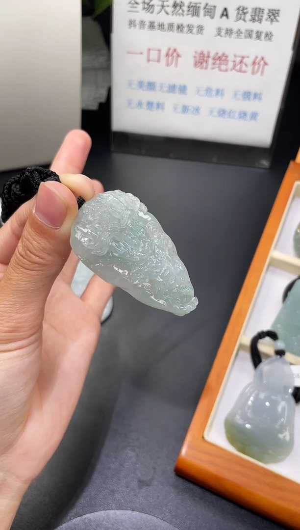 翡翠未镶嵌颈饰龙牌