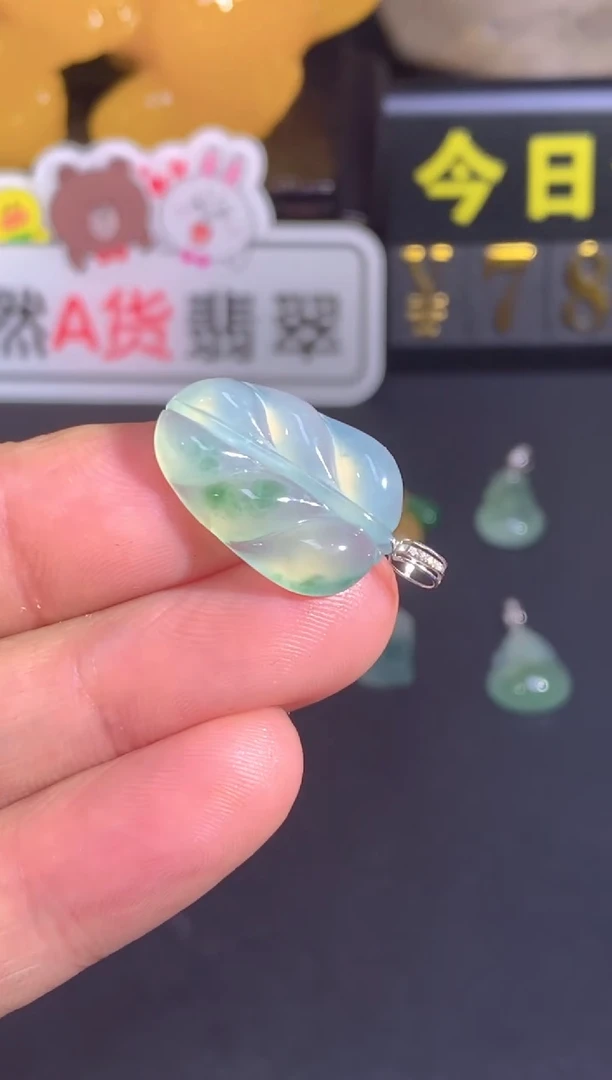 颈饰18K金镶嵌翡翠