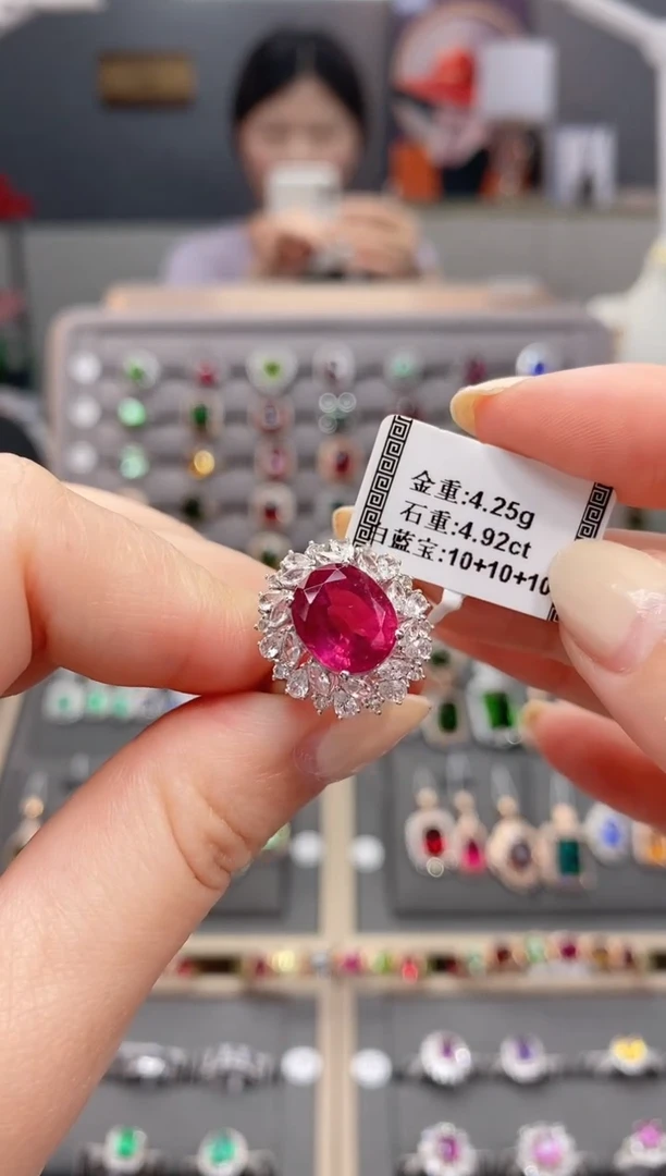 碧玺戒指18K金镶嵌李**?4.92      配白蓝宝