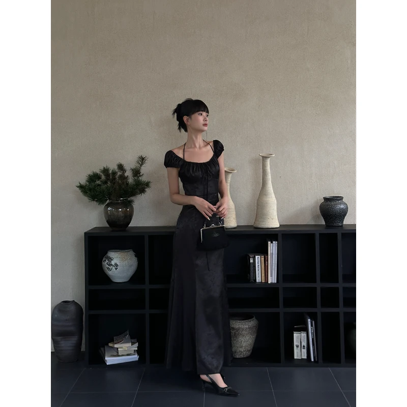 VENUIE夏季收腰缎面连衣裙夏季高级气质感黑色方领缎面A字连衣裙