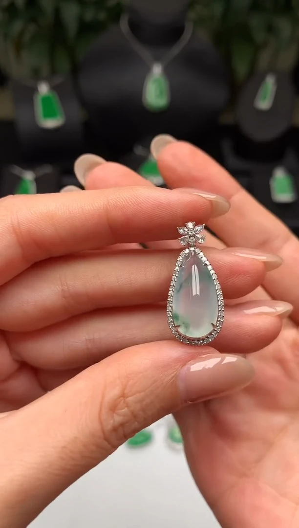 颈饰18K金镶嵌翡翠福瓜