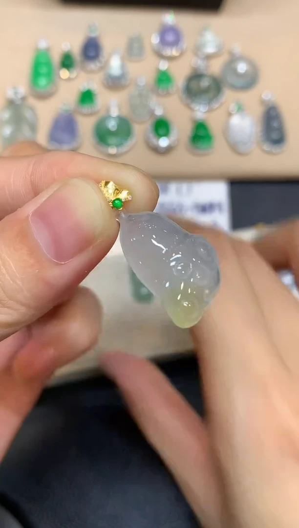 颈饰18K金镶嵌翡翠莲蓬【无服务费【48小时鉴赏期】