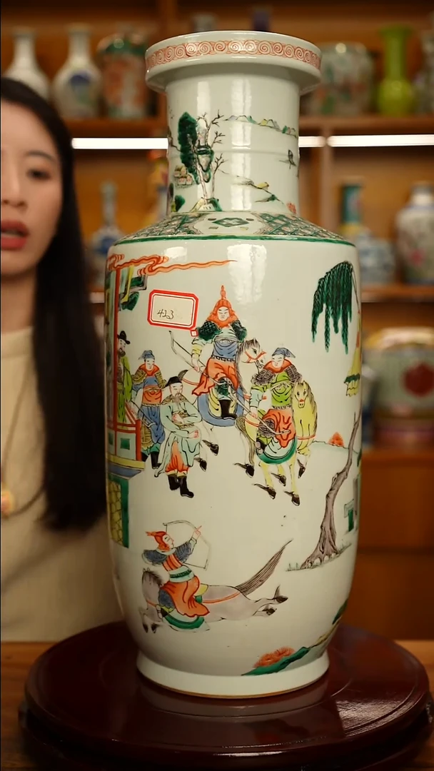 仿清瓷五彩人物故事画片棒槌瓶一只