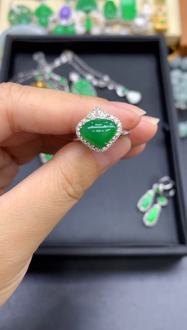 18K金镶嵌戒指翡翠528-中国好珍宝