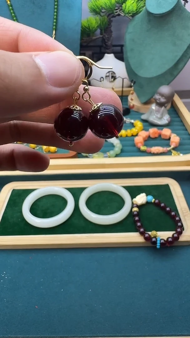 14K金镶嵌血珀耳饰E120