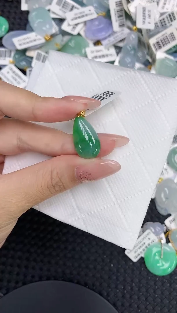 颈饰18K金镶嵌翡翠1111111111