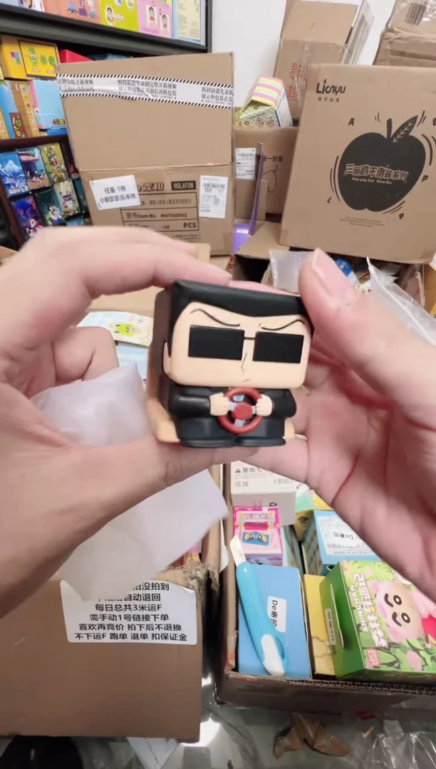 搪胶正版蜡笔小新方块黑叽