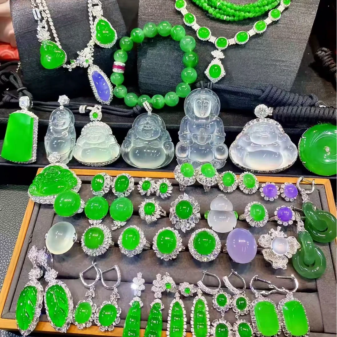 A货翡翠精美吊坠雕刻挂件