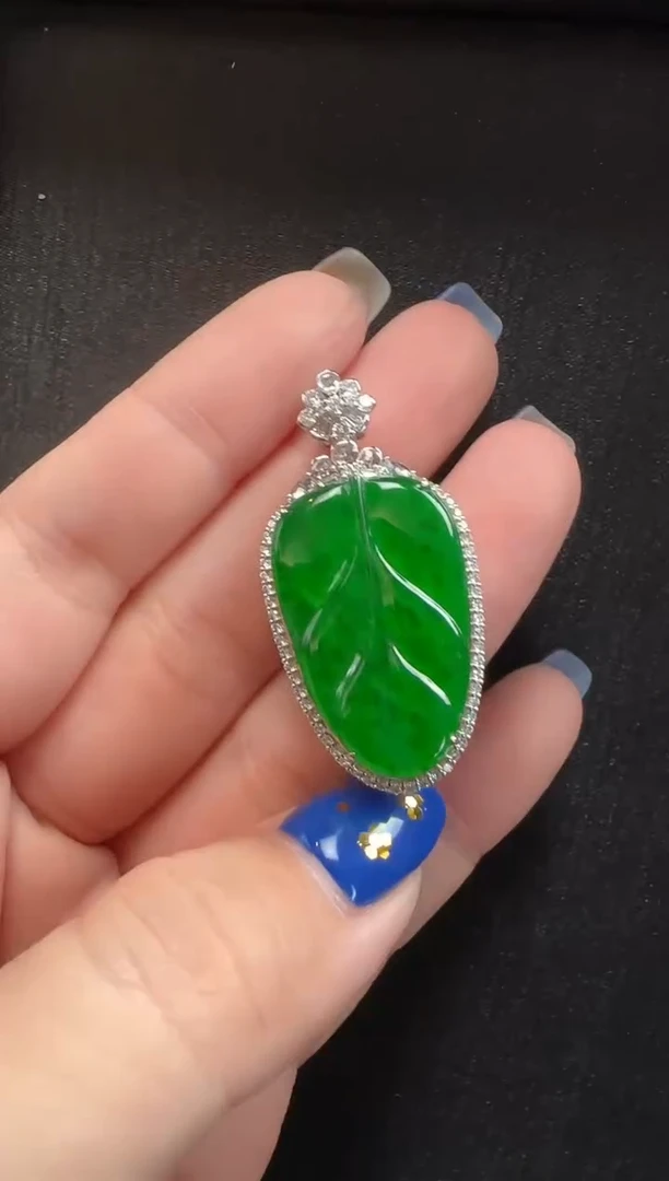 颈饰18K金镶嵌翡翠104叶子一个