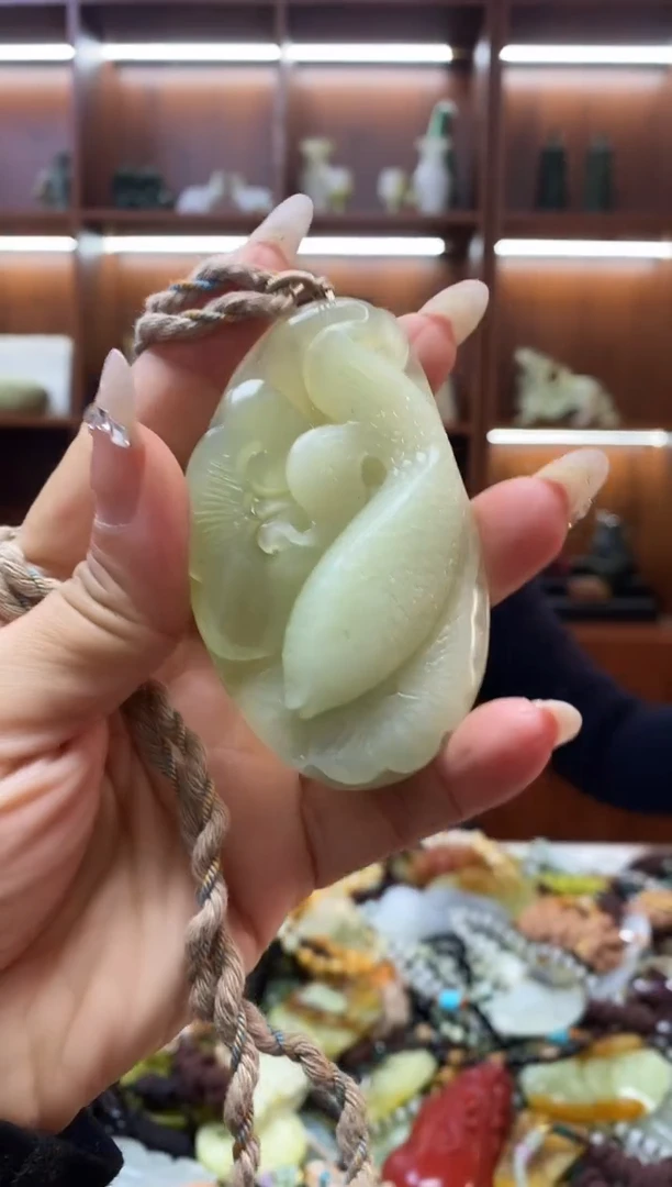 未镶嵌蛇纹石玉吊坠