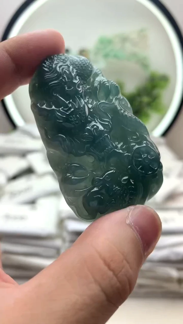 颈饰未镶嵌翡翠龙牌