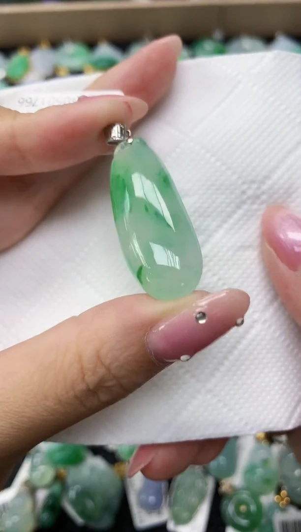 翡翠18K金镶嵌颈饰1111111111