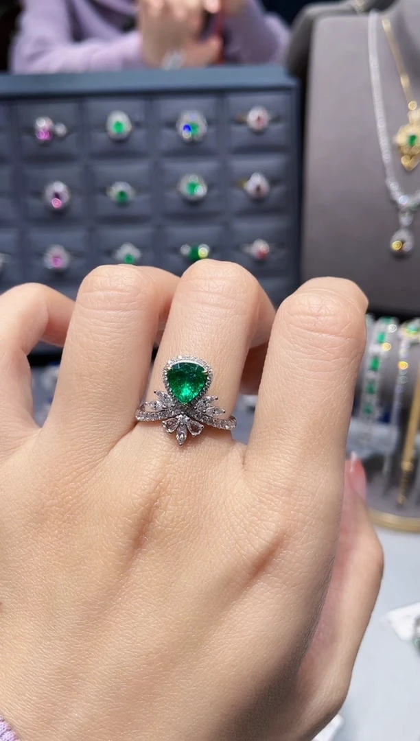 【闪购商品】祖母绿戒指18K金镶嵌1.29克拉