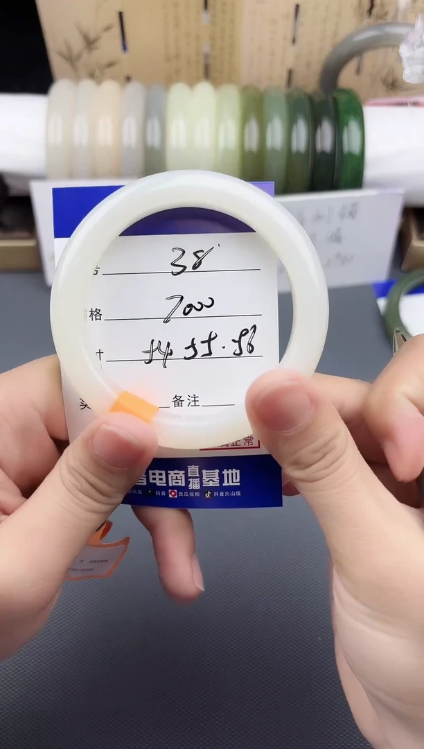 【闪购商品】和田玉手镯未镶嵌38