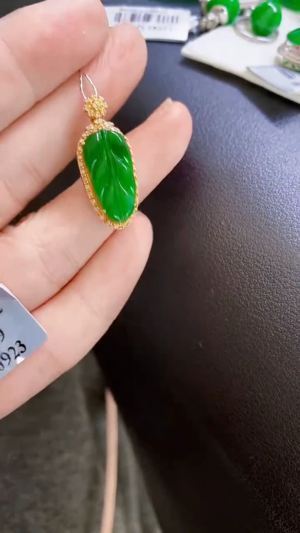 颈饰18K金镶嵌翡翠叶子