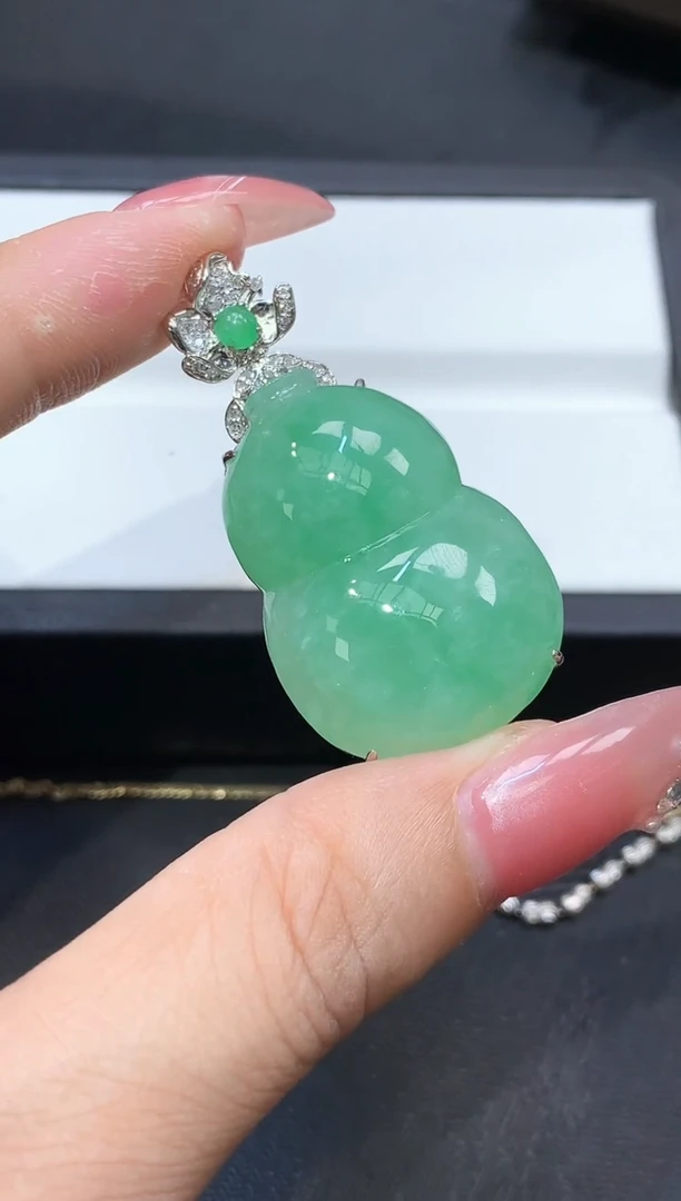 18K金镶嵌挂件翡翠葫芦